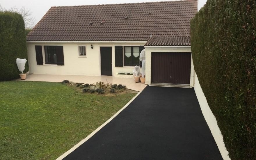 Ralisation Alle de garage en enrob noir  chaud  Desmonts conue le 30/04/2025