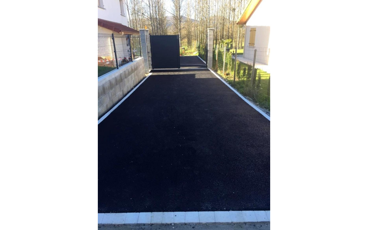 Cration Alle de garage en enrob noir  chaud  Saint-Quentin-sur-Isre ralise le 22/07/2019