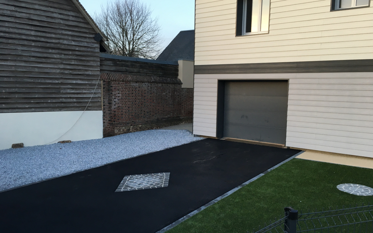 Ralisation Alle de garage en enrob noir  chaud  La Fert-Frnel cre le 30/04/2025