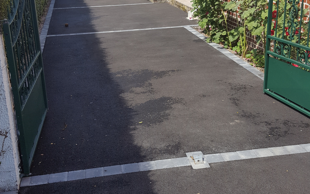 Ralisation Alle de garage en enrob noir  chaud  lhomme conue le 09/05/2025