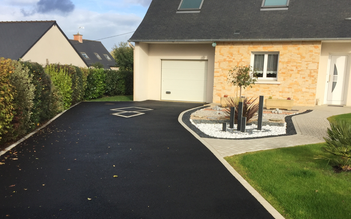 Ralisation Alle de garage en enrob noir  chaud  Saint Brieuc conue le 30/04/2025