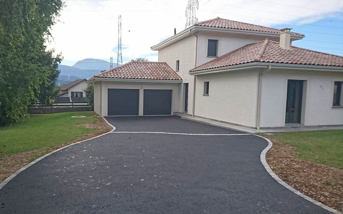 Ralisation Alle de garage en enrob noir  chaud  Varces conue le 30/04/2025