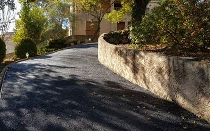 Cration Alle de garage en enrob noir  chaud  Eguilles