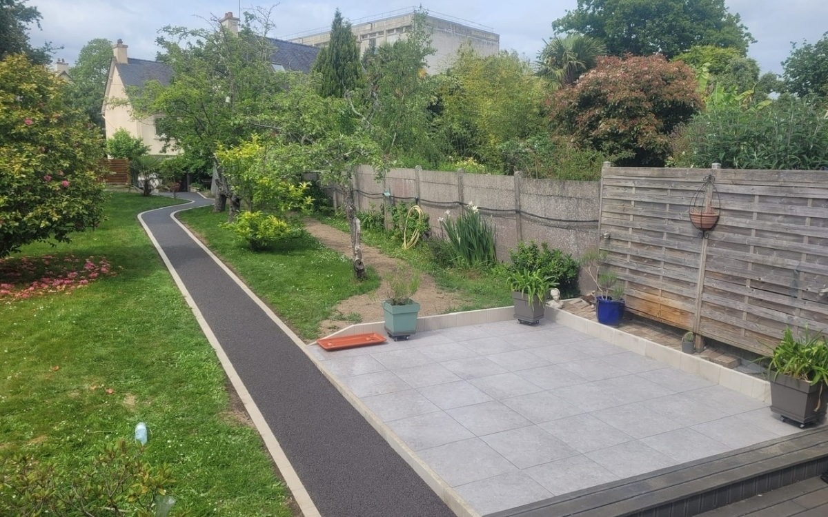 Création Allée de jardin en grès cérame, Stardraine® et terrasse sur plots conçue le 13/10/2022