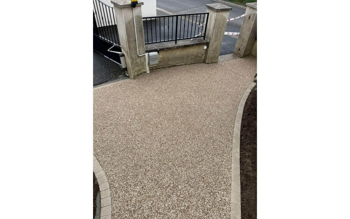 Cr�ation All�e de jardin en b�ton decoratif et Pav� la couture� - Allier r�alis�e le 27/10/2025