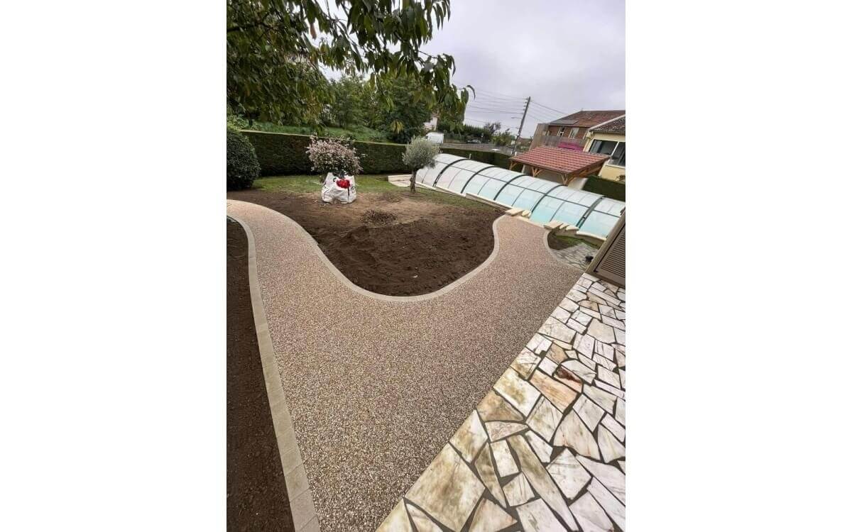 Cr�ation All�e de jardin en b�ton decoratif et Pav� la couture� - Allier r�alis�e le 27/10/2025