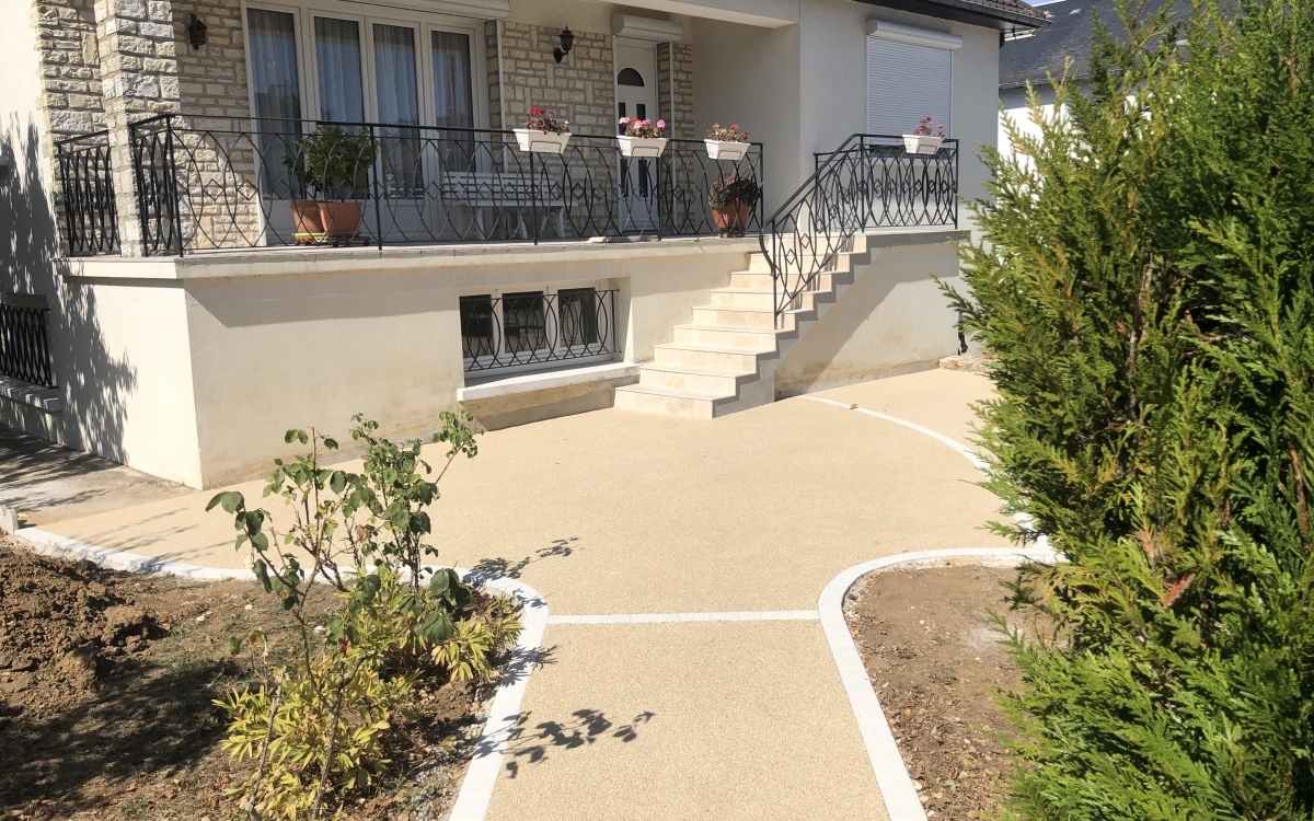 Conception Allée de jardin en béton poreux à Blois créée le 20/09/2019