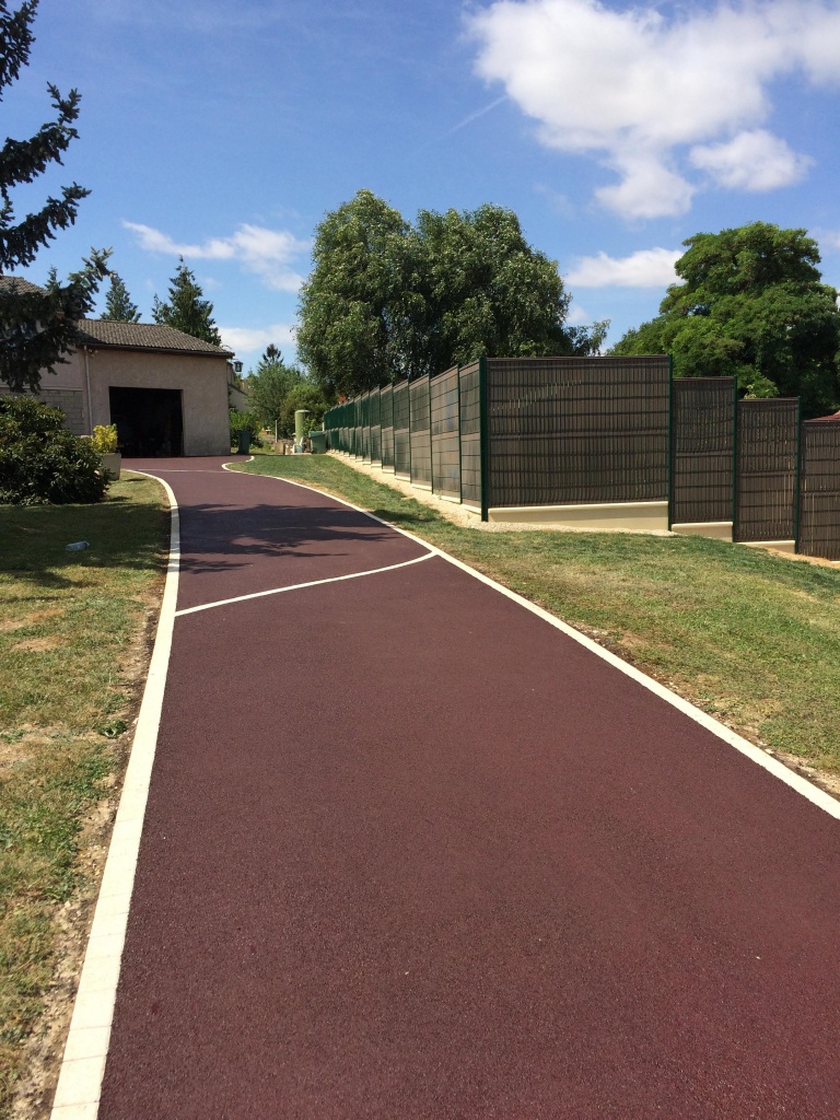 Ralisation Alle de jardin en enrob rouge  chaud  Jouy Mauvoisin conue le 30/04/2025