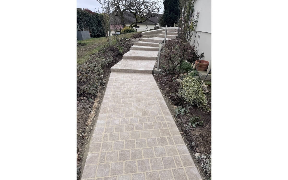 R�alisation All�e pi�tonne en pierra nature � Chartres cr��e le 11/12/2025