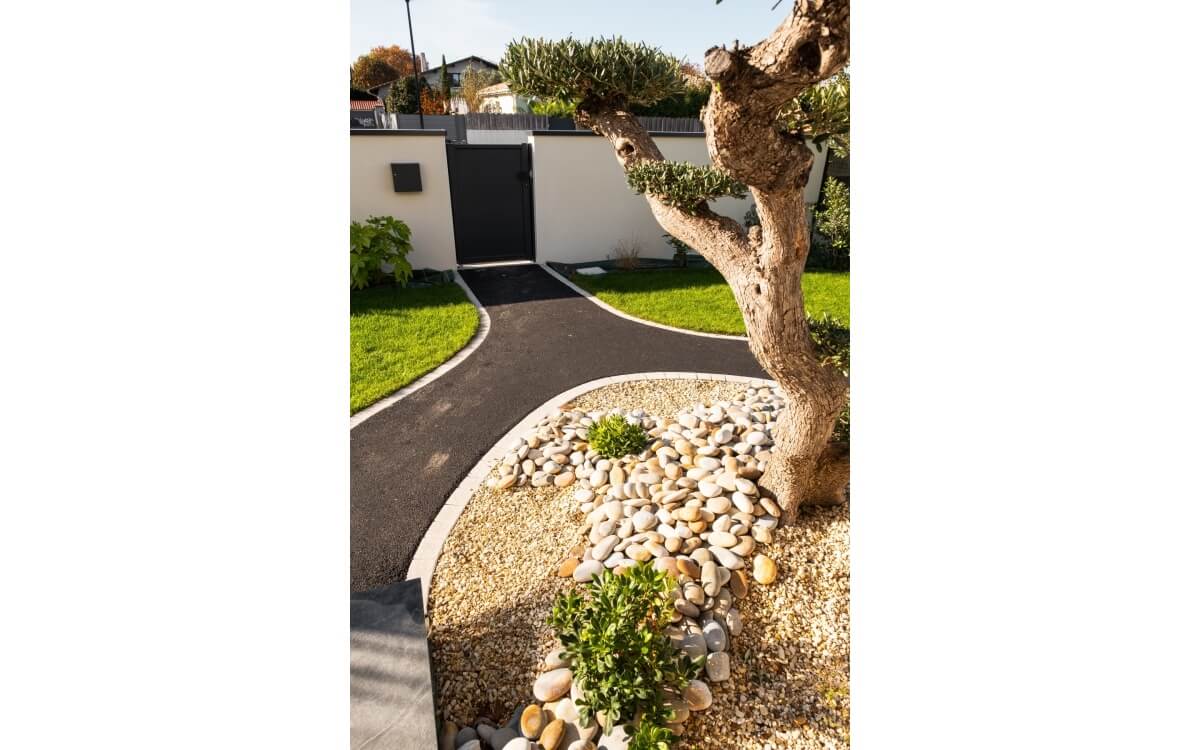 Cr�ation All�es pi�tonnes et entr�e en garage en enrob� � chaud et pav�s la couture� � LA TESTE DE BUCH con�ue le 27/09/2024