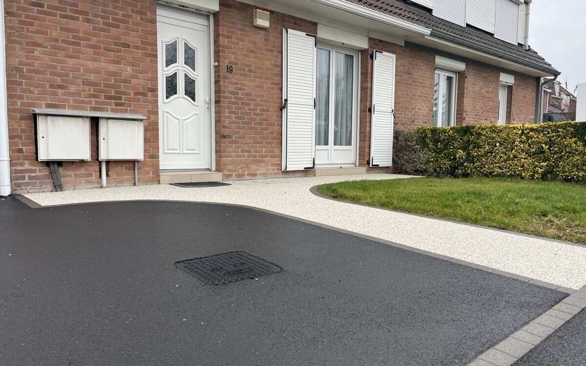 R�alisation All�e pi�tonne en enrob� � chaud, Hydrostar� et Pav� la couture� � HAUBOURDIN