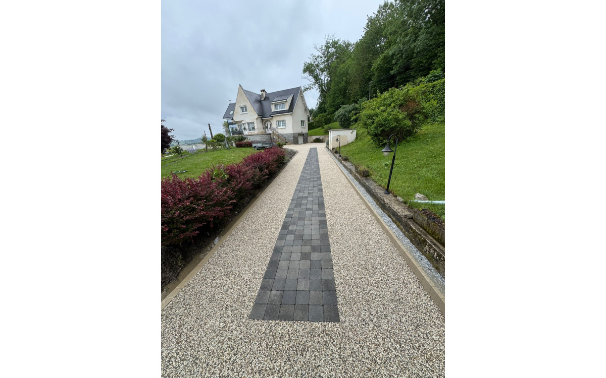 Ralisation Chemin en bton decoratif - Isre conue le 20/05/2025