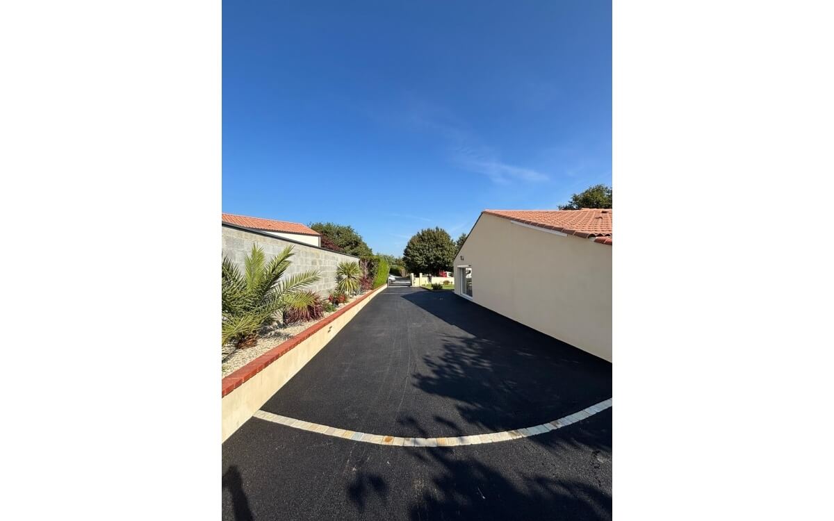 Ralisation Chemin en enrob  chaud  Chauch cre le 20/10/2025