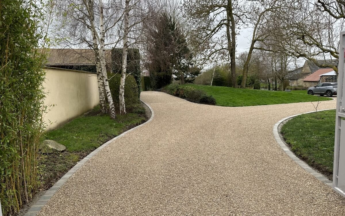 Cr�ation Chemin en Alv�ostar� beige et pav�s gr�s d'Inde � Br�val con�ue le 19/02/2024