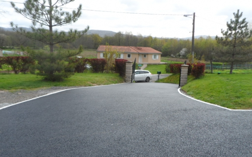 Cration Chemin en enrob noir  chaud  Puy Guillaume ralise le 03/01/2019