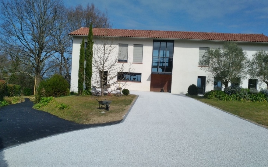 Cration Chemin en Gravistar et enrob noir  chaud - Entreprise Rigal   Urrugne conue le 04/03/2019