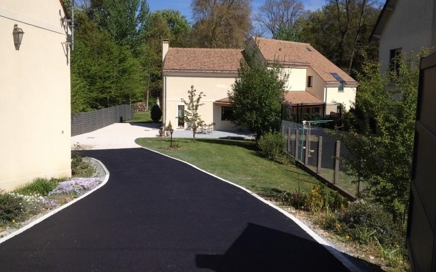 Ralisation Chemin en enrob  chaud  Raimbouillet cre le 30/04/2025
