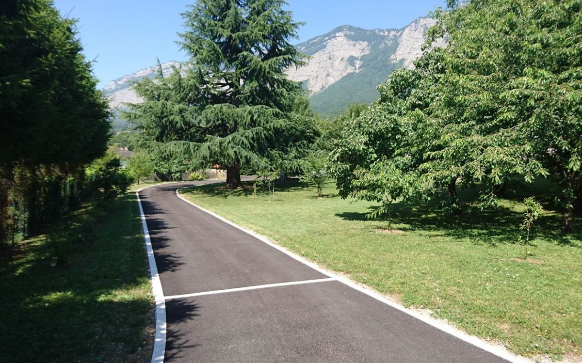 Cration Chemin en enrob noir  chaud  Grenoble ralise le 30/04/2025