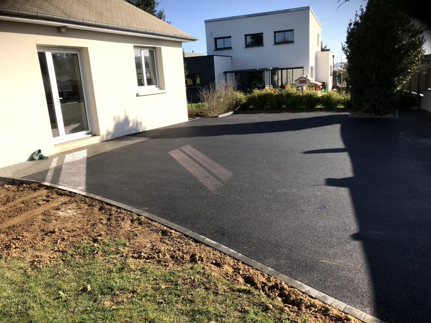 Ralisation Cour en enrob  chaud et Pav la couture  Saint Gilles cre le 26/03/2021