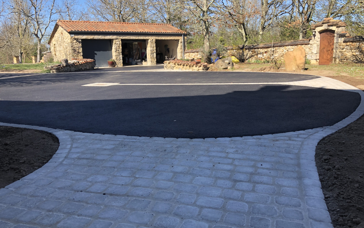 Ralisation Cour en enrob  chaud et pavage dallage - Dordogne conue le 18/05/2021