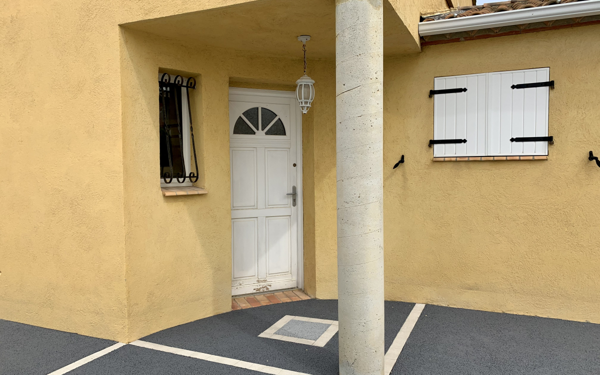 Conception Cour en bton decoratif et Pav la couture  Gruissan cre le 16/04/2021