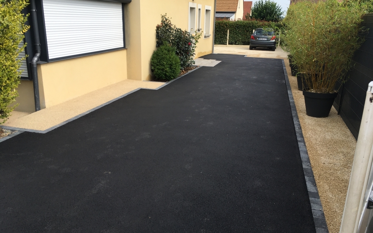Cration Cour en Alvostar, enrob  chaud, grs crame et Pav la couture  MAY SUR ORNE conue le 27/07/2018