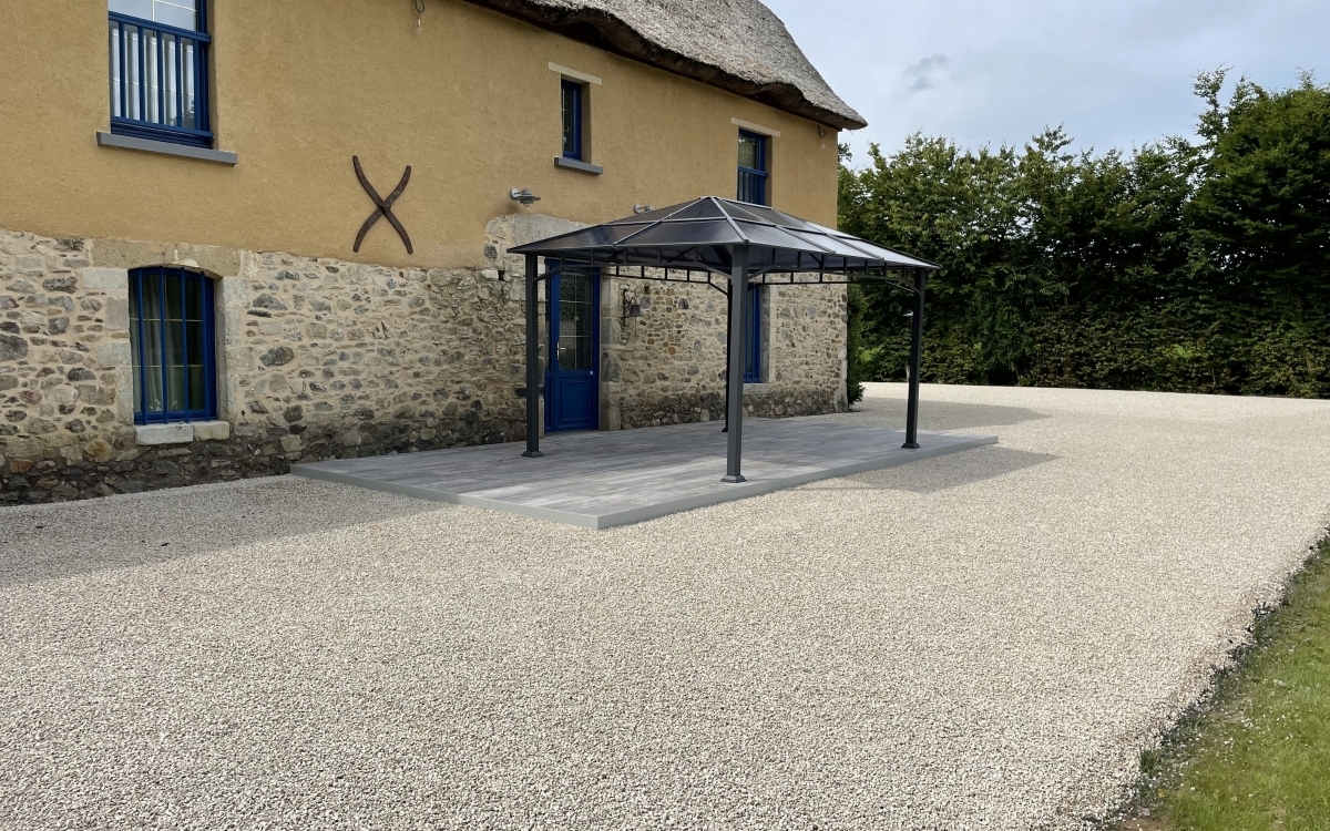 Réalisation Cour en Gravistar® et terrasse sur plots dallage grès cérame à Saint Aubin du Perron conçue le 07/07/2022