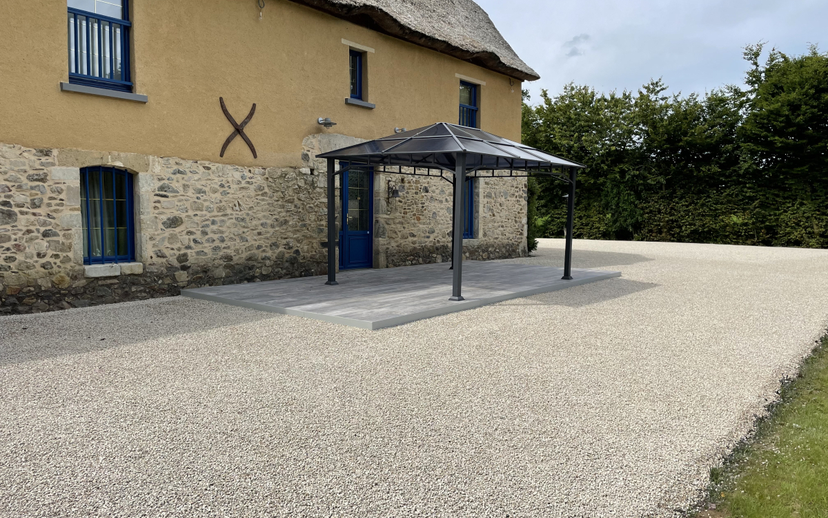 Ralisation Cour en Gravistar et terrasse sur plots dallage grs crame  Saint Aubin du Perron conue le 07/07/2022