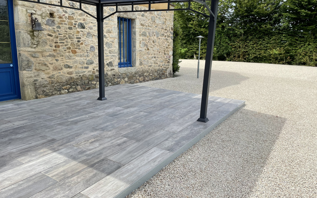 Ralisation Cour en Gravistar et terrasse sur plots dallage grs crame  Saint Aubin du Perron conue le 07/07/2022
