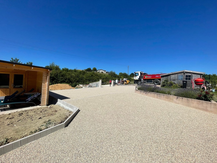 Ralisation Cour en Alvostar, Gravistar et pavage dallage conue le 20/07/2022