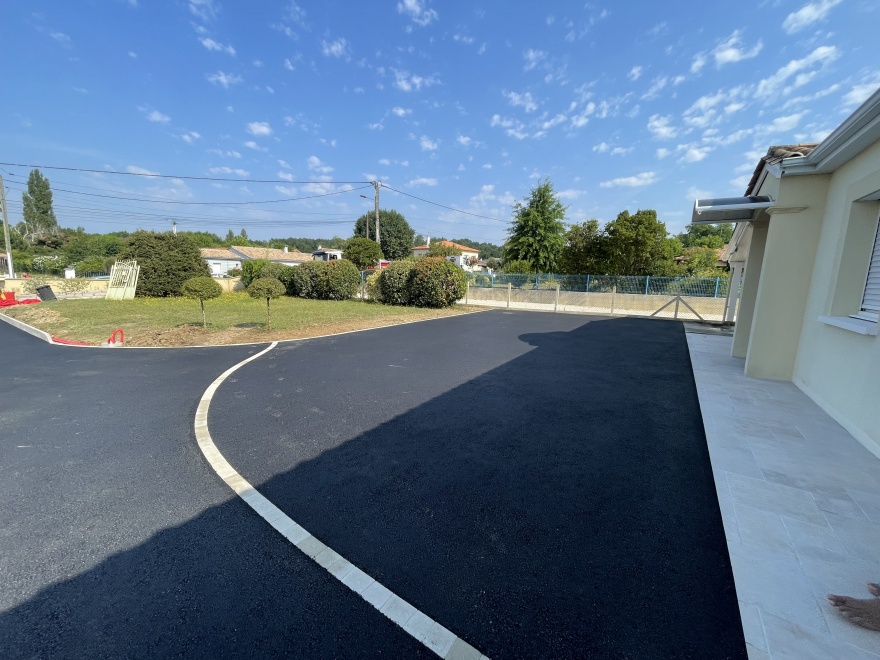 Cration Cour en enrob  chaud et Pav la couture  BERGERAC conue le 22/07/2022