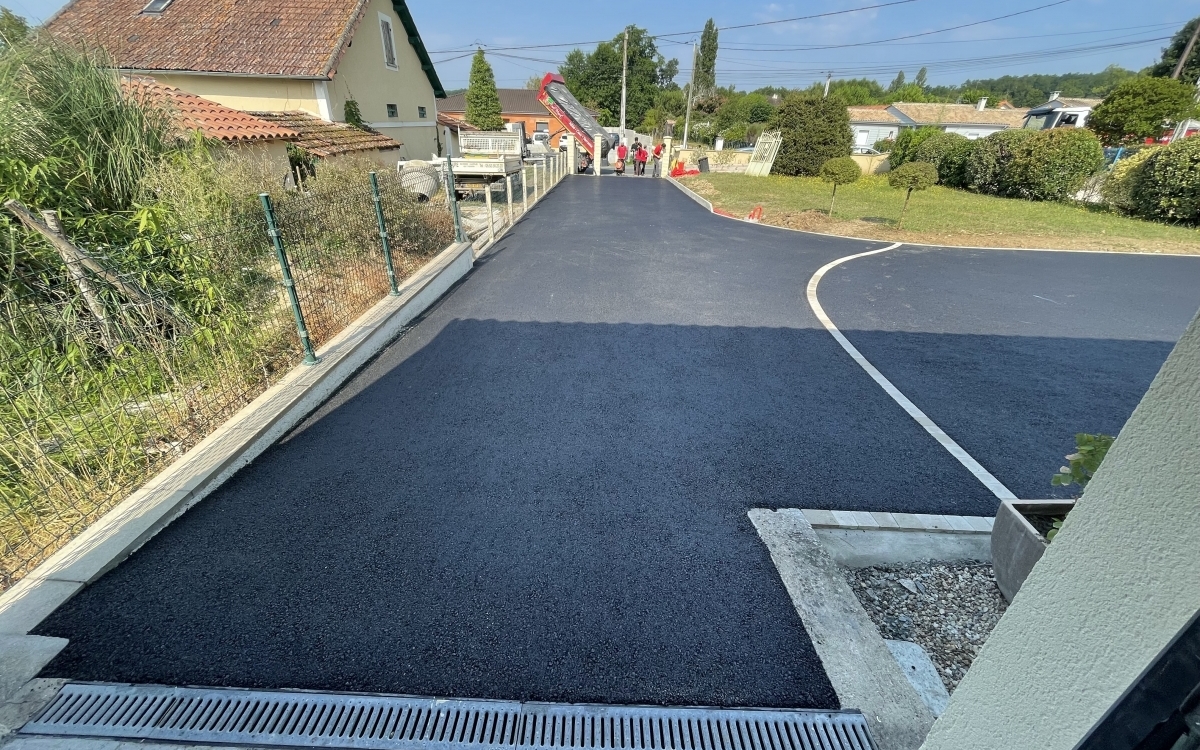 Cration Cour en enrob  chaud et Pav la couture  BERGERAC conue le 22/07/2022