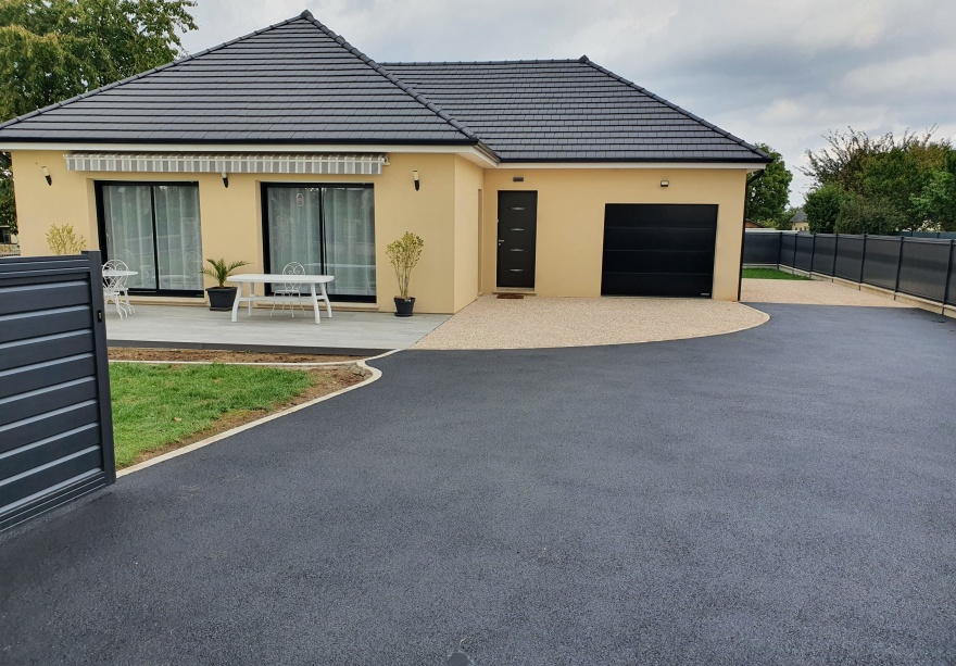 Cration Cour en Alvostar, enrob  chaud et terrasse sur plots  Boos ralise le 29/09/2022