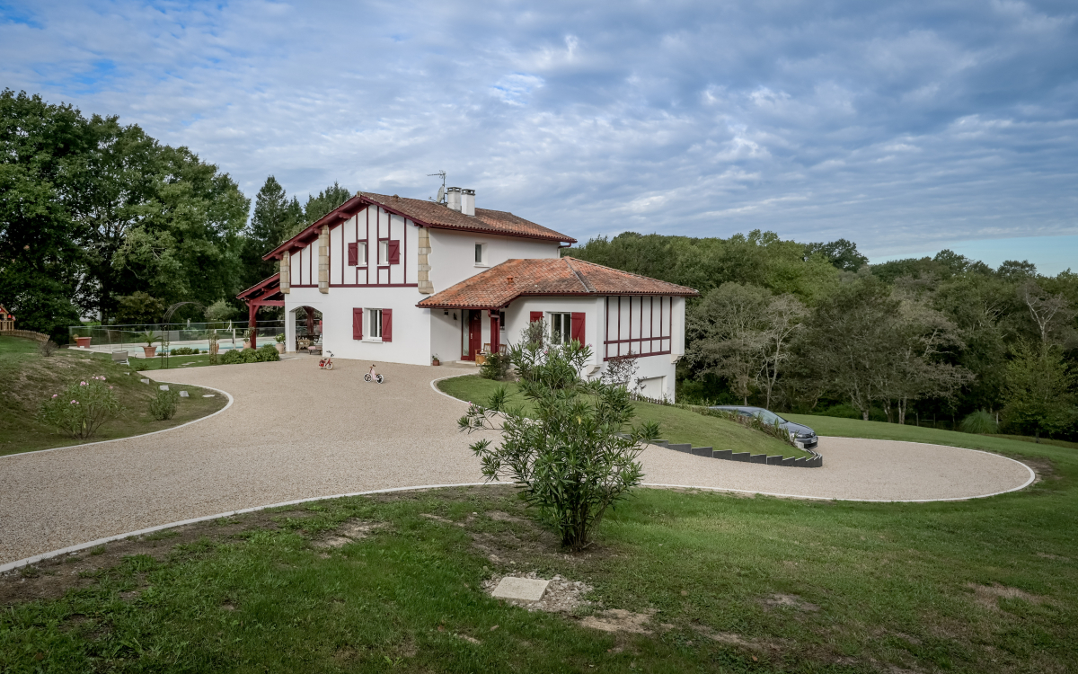 Ralisation Cour en Alvostar, Gravistar et prparation du terrain  USTARITZ conue le 16/12/2021
