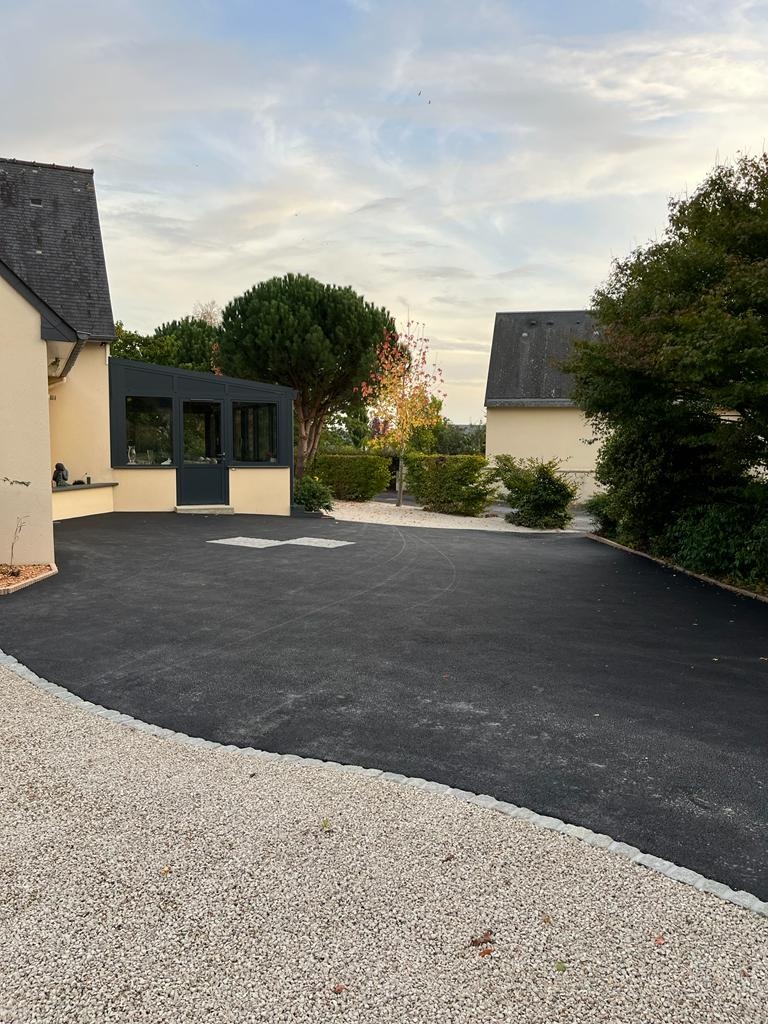Ralisation Cour en enrob  chaud et Gravistar - Manche cre le 17/04/2023