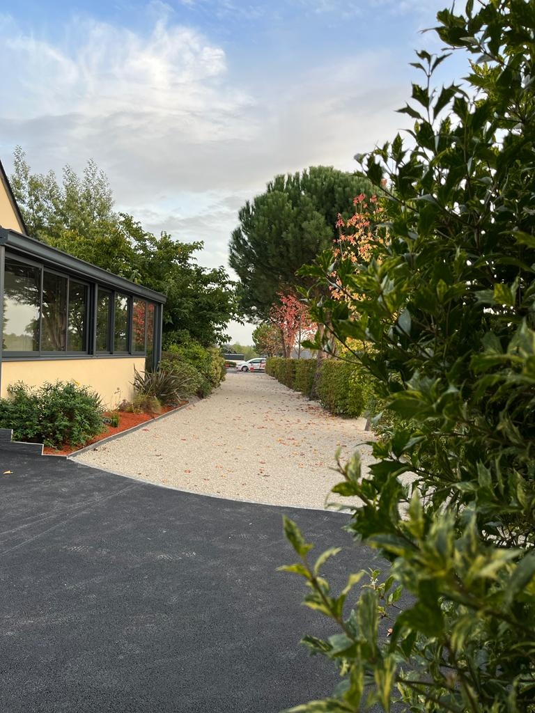 Ralisation Cour en enrob  chaud et Gravistar - Manche cre le 17/04/2023