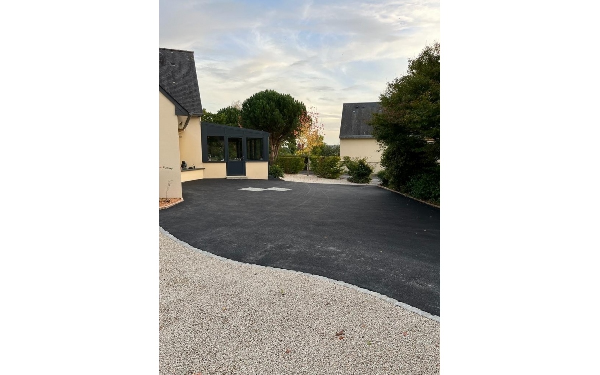 Ralisation Cour en enrob  chaud et Gravistar - Manche cre le 17/04/2023