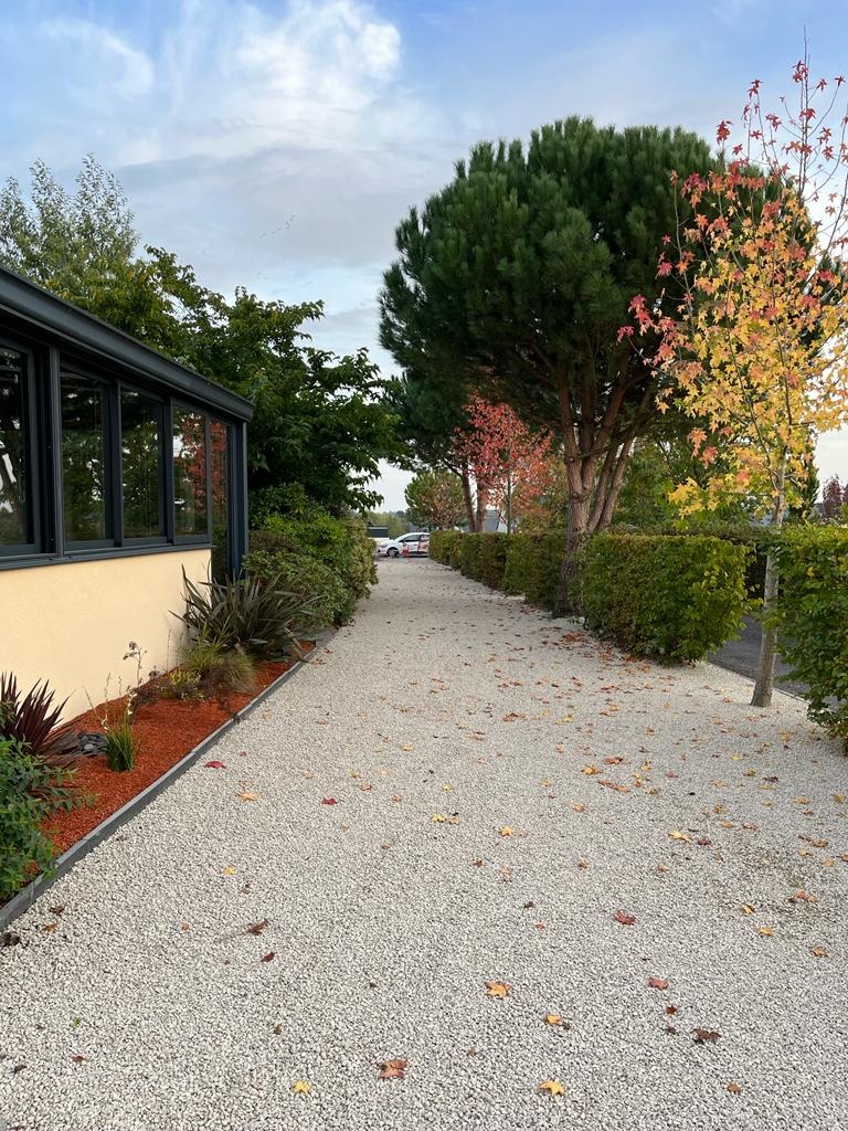 Ralisation Cour en enrob  chaud et Gravistar - Manche cre le 17/04/2023