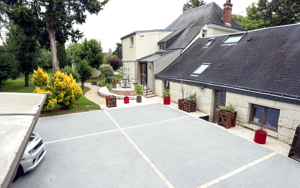 Ralisation Cour en bton decoratif  Saint Avertin cre le 04/05/2023
