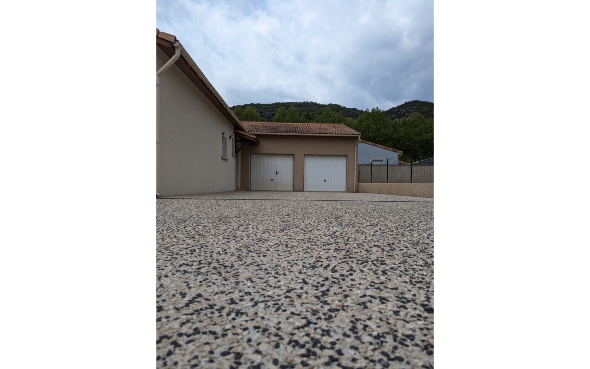 Cration Cour en bton decoratif - Drme ralise le 31/05/2023