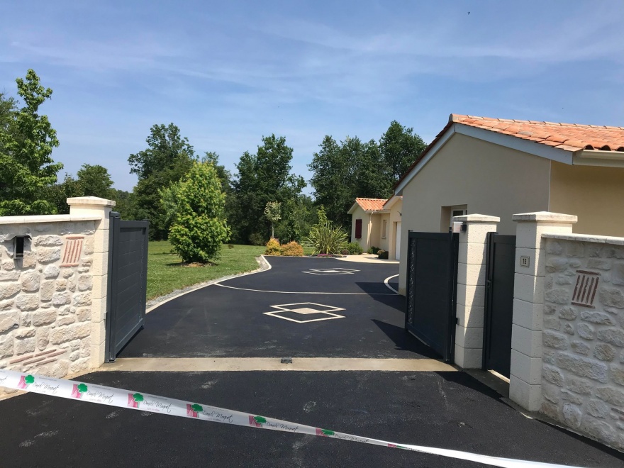 Ralisation Cour en enrob  chaud conue le 02/06/2023