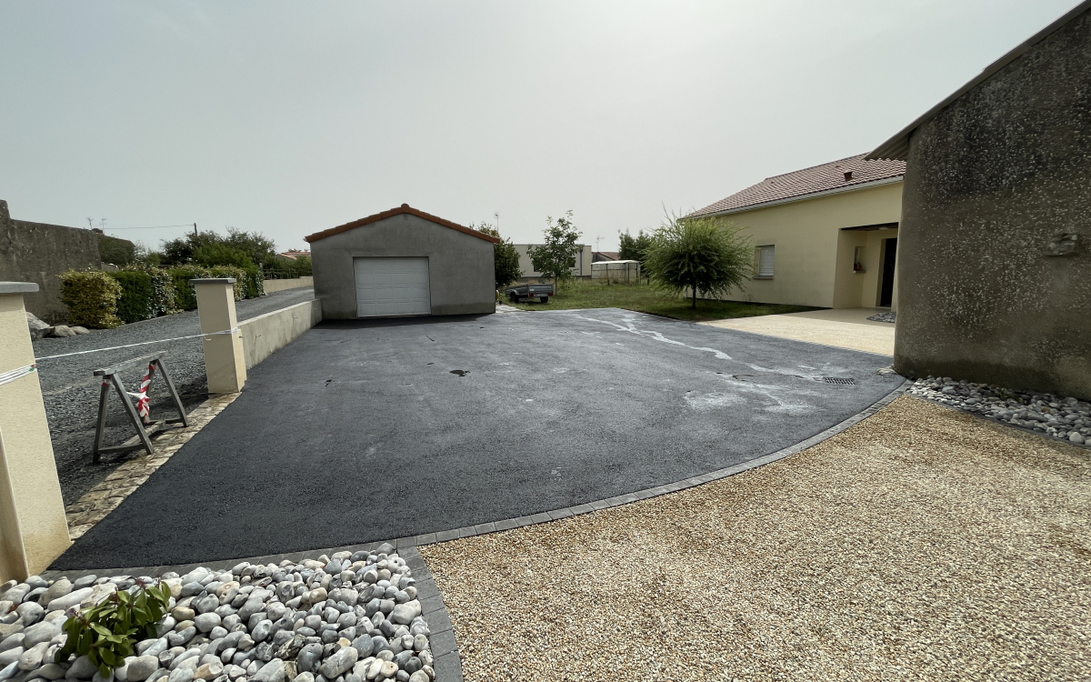 Ralisation Cour en Alvostar, enrob  chaud et Minralstar   La Tourlandry cre le 06/09/2023