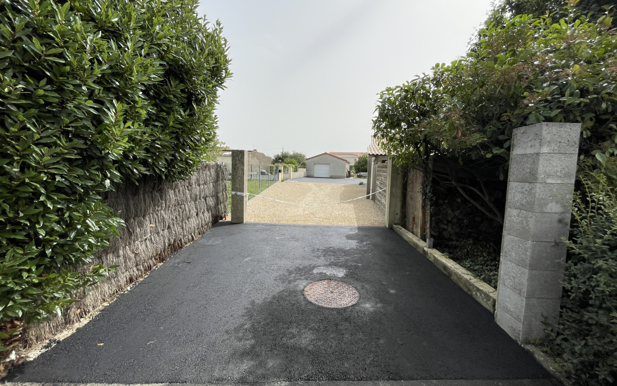 Ralisation Cour en Alvostar, enrob  chaud et Minralstar   La Tourlandry cre le 06/09/2023