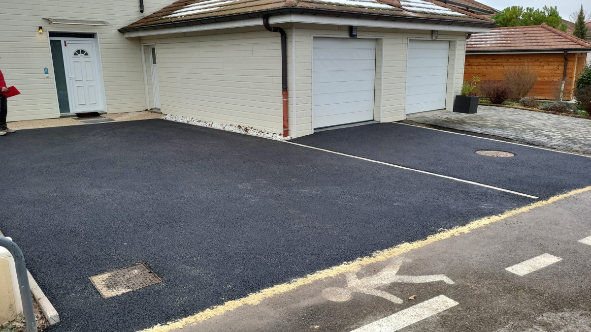 Cration Cour en enrob  chaud et Pav la couture  Chens-sur-Lman conue le 01/05/2023