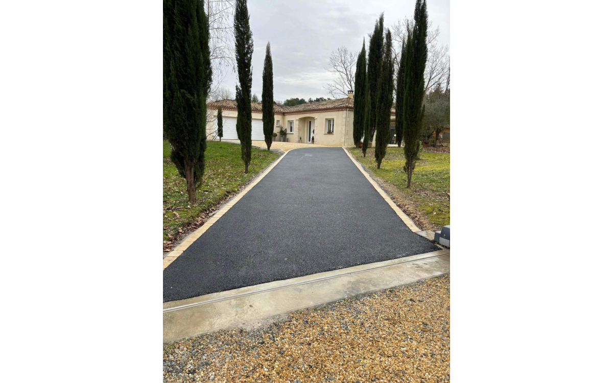 Cration Cour en enrob  chaud  St Avis St Nazaire ralise le 08/02/2024