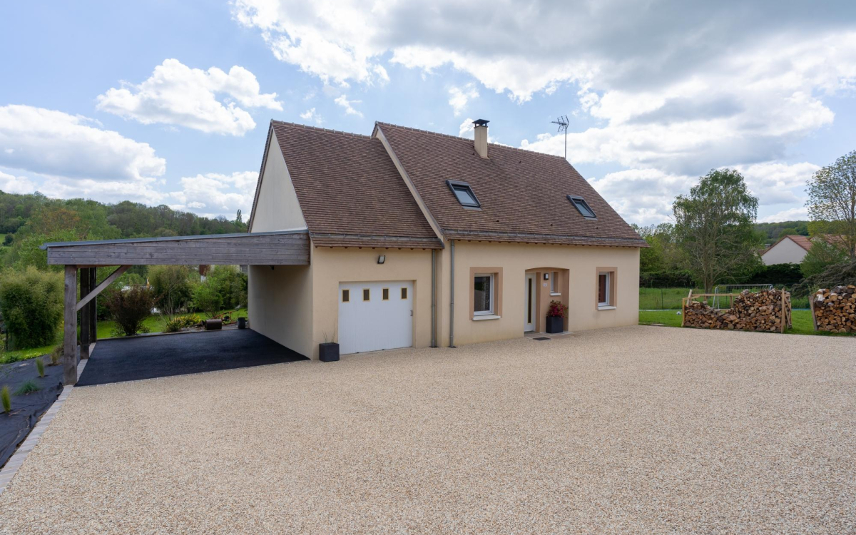 Ralisation Cour en enrob  chaud, Gravistar, carport en bois et pavage dallage  brou conue le 06/03/2024