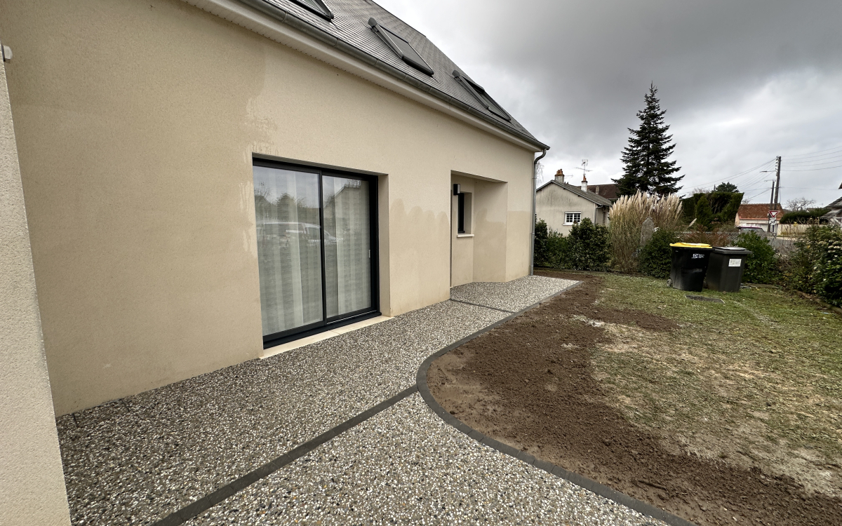 Ralisation Cour en bton decoratif  ST GERVAIS LA FORET cre le 22/01/2024