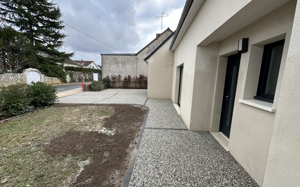 Ralisation Cour en bton decoratif  ST GERVAIS LA FORET cre le 22/01/2024