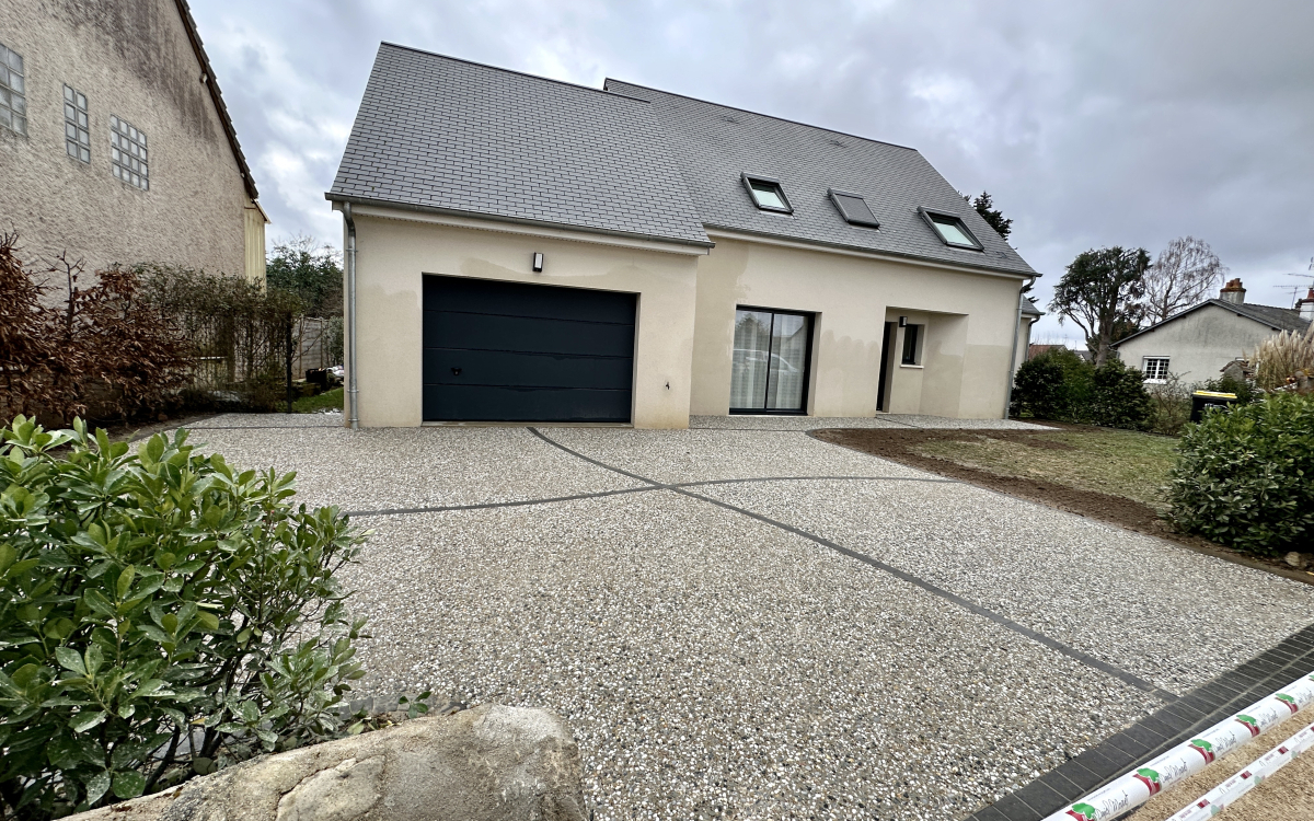 Ralisation Cour en bton decoratif  ST GERVAIS LA FORET cre le 22/01/2024