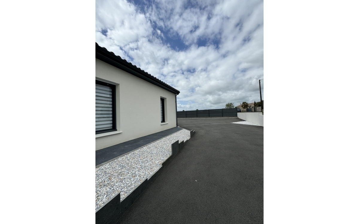 Cration Cour en enrob  chaud et Pav la couture  Vendrennes  ralise le 12/01/2024
